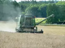staubige Angelegenheit: John Deere 1188 auf einem feld in 36100 Petersberg-Marbach im August 2012