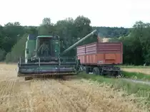 John Deere 1188 steht bei der Korntankentleerung, 36100 Petersberg-Marbach im August 2012