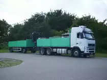 Volvo mit Pritschenaufbau als H�ngerzug in Sassnitz am 09.08.2012