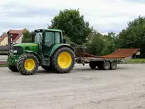 JD-6320 hat am mitgef�hrten H�nger eine Ladung Stahlbetonmatten;120808