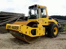 BOMAG BW213DH hat schon eine kleine Verdichtung am Schotterlagerplatz verursacht; 120803