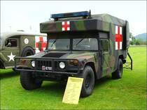 Hummer M 1035 Ambulance, BJ 1990, Gewicht 2.340 kg, der luxemburgischen Armee ausgestellt in Ettelbr�ck am 07.06.08.