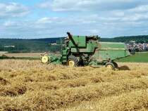 John Deere 925 bei der Getreideernte, August 2012