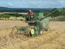 John Deere 925 bei der Getreideernte, August 2012