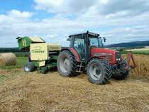 MF 4355 mit Krone Ballenpresse auf einem Feld in Fulda-Dietershan, August 2012