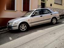 Mazda 323 Sedan. Foto am 01.08.2012