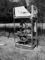 hier gibt es wohl keinen billigen Sprit mehr,
Reste einer russischen Zapfs�ule auf dem ehemaligen Milit�rflugplatz P�tnitz