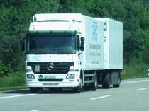 Ein Actros mit Kofferaufbau und Anh�nger ist am 11.06.2008 auf der A5 Richtung S�den unterwegs.