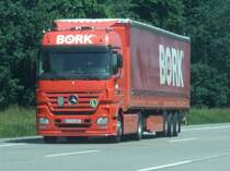 Ein BORK Actros Megaspace ist am 11.06.2008 auf der A5 in Richtung S�den unterwegs.