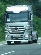 Ein neuer Actros (Modelljahr 2008), der eigentlich erst zur IAA im September der �ffentlichkeit feierlich vorgestellt wird, ist am 11.06.2008 auf der A8 beim Rastplatz Sch�nbuch in Richtung M�nchen unterwegs.