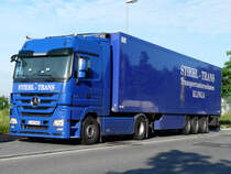 MB Actros MP3 1848 mit Khlauflieger von  Stiehl Trans  pausiert in einem Industriegebiet in Nrnberg, 07.06.2012
