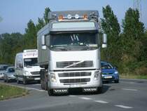 Ein VOLVO Kipper beim Abbiegen,am 15.August 2012,bei Bergen/Rgen. 