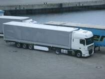 Am 10.August 2012 stand Dieser DAF Sattelzug am Hafenkai in Mukran.