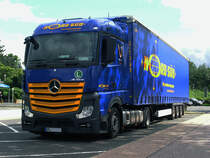 August 2012 / mit neuer Front aber ohne Typenschild ist der Actros von Mercerdes - auf Achse fr den Logisticer  Nord-Sd  - gesehen auf einem A 45 Rastplatz..