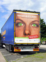August 2012/ ..diese Werbung fr den so wichtigen Sehtest befindet sich auf der hinteren Tr eines Mercedes Actros o. Typenschild.. unterwegs fr das Logistic-Unternehmen Nord - Sd...
