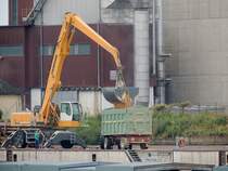 LIEBHERR-944 lscht im Ennshafen ein Frachtschiff direkt auf bereitgestellte Fahrzeuge; 120730