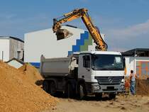 ACTROS-4141 hat eine Fuhre Schotter angeliefert; 120802