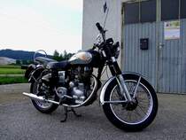 ENFIELD-India; Model-350 wurde vor einer Altstoffsammelstelle abgestellt; 120805