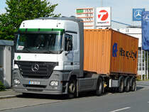 MB Actros MP2 1844 mit Containerauflieger abgestellt im Nrnberger Hafengebiet, 07.06.2012