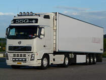 Volvo FH16 550 aus Griechenland unterwegs mit einem Khlauflieger bei der Pause auf dem Rasthof Wrnitz, 08.06.2012