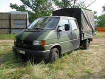 Transporter VW T 4 mit Doppelkabiene, Pritsche und Plane aus dem Landkreis Stendal (SDL) beim 11. Perleberger Oldtimer- und Militrfahrzeugtreffen, Flugplatz Perleberg [12.07.2009]
