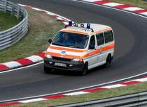 Krankentransporter (Toyota Hi-Ace) fhrt zum Medical Centre nach einem Rennunfall. Glcklicherweise haben alle verletzte Fahrer das  Krankenhaus  auf ihre eigene Beinen verlassen. Aufnahme: 05.05.2012