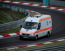 Ambulaz (Mercedes-Benz) fhrt zum Medical Centre nach einem Rennunfall. Glcklicherweise haben alle verletzte Fahrer das  Krankenhaus  auf ihre eigene Beinen verlassen. Aufnahme: 05.05.2012