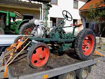 Eigenbautraktor mit Seitenmhbalken wird bei smtlichen Oldtimerveranstaltungen im Raum O zur Schau gestellt; 120819