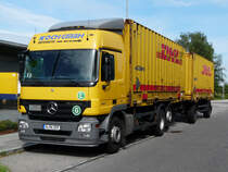 MB Actros MP2 2541 Hngerzug von  Koch  mit Wechselbrcken von DHL wartet das Feiertagsfahrverbot fr LKW in einem Industriegebiet in Nrnberg ab, 07.06.2012