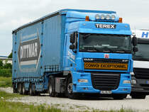 DAF XF 105.460 mit Planentieflader fr den Transport von Baumaschinen der Spedition Dittmar bei der Wochenendruhe in Crailsheim, 10.06.2012