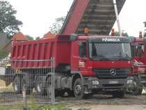 Die Fa. Plambeck aus Cuxhaven am 15.6.2011 mit einem MB Actros Kipper in Otterndorf