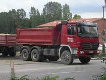 Die Fa. Plambeck aus Cuxhaven am 15.6.2011 mit einem MB Actros Kipper in Otterndorf