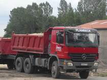 Die Fa. Plambeck aus Cuxhaven am 15.6.2011 mit einem MB Actros Kipper in Otterndorf