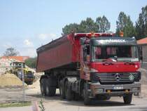Die Fa. Plambeck aus Cuxhaven am 15.6.2011 mit einem MB Actros Kipper in Otterndorf