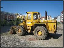 Dieser sch�ne Hanomag-Radlader stand am 03.05.2008 in einem Neubaugebiet in der Karlsruher S�dstadt.