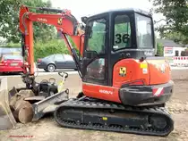 linke Fahrzeugseite eines Kubota KX 057-4 (Bj. 2011), aufgenommen in Rostock am 20.8.2012.

Bei 5545 kg Gewicht wird er von einem 33,8 kW-Motor angetrieben.