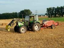 Deutz mit Frontlader und angeh�ngter Welger-Ballenpresse steht auf einem Feld in Fulda-Bernhards, August 2012