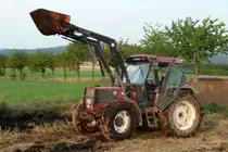 Fiatagri mit Frontlader steht auf einem Feld in Fulda-Dietershan, August 2012