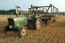John Deere 100 mit �nh�nger auf einem Feld im Fulda-Bernhards, August 2012
