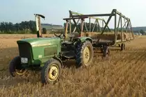 John Deere 100 mit �nh�nger auf einem Feld im Fulda-Bernhards, August 2012
