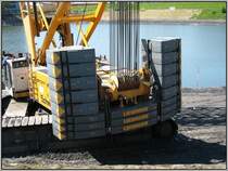 Auf der Baustelle des Eurogate Duisburg im Duisburger Innenhafen war diese gewaltige Liebherr-Maschine der Firma Schmidtbauer KG im Einsatz zu bestaunen. Interessant hier die die aufmontierten Gewichte. Die Aufnahme stammt vom 05.05.2008.