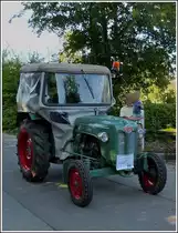 Der Besitzer dieses Kramer Traktors macht sich am sp�ten Nachmittag auf den Heimweg. Aufgenommen beim Oldtimertreffen in Keispelt(L) am 12.08.2012. 