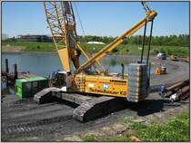 Auf der Baustelle des Eurogate Duisburg im Duisburger Innenhafen war diese gewaltige Liebherr-Maschine der Firma Schmidtbauer KG im Einsatz zu bestaunen. Leider war keine Typennummer zu erkennen, aber ich denke, dass das kein Seilbagger, sondern bereits ein Raupenkran ist. Die Aufnahme stammt vom 05.05.2008.