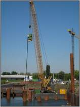 Auf der Baustelle des Eurogate Duisburg im Duisburger Innenhafen war diese gewaltige Liebherr-Maschine der Firma Schmidtbauer KG im Einsatz zu bestaunen. Leider war keine Typennummer zu erkennen, aber ich denke, dass das kein Seilbagger, sondern bereits ein Raupenkran ist. Die Aufnahme stammt vom 05.05.2008.