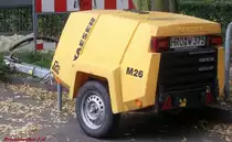 Kaeser M 26 

Dieser mobile Baukompressor (Betriebsgewicht 498 kg) verf�gt �ber einen 17,9 kW-Dieselmotor mit dem er 2,6 m�/min produziert.

Fotografiert in Rostock am 29.7.2012.