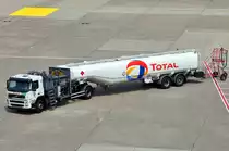 Volvo Flugfeld-Tankfahrzeug der  Total  auf dem Flughafen D�ssseldorf - 24.07.2012