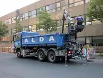 MAN TGS 26.400 mit Hecklader am 21.08.2012 bei der Ladet�tigkeit in Berlin. 