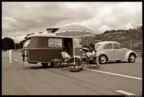 Fast wie in alten Zeiten... Dieser Wohnanh�nger und VW-K�fer standen am 8. Juli 2012 beim K�fertreffen an der Steintrib�ne in N�rnberg. Das Bild wurde von mir etwas  gealtert . Eindrucksvoll waren die ganzen vielen kleinen Details, zum Beispiel: der kleine Radio auf dem Tisch oder die Geschirrt�cher die hinten zum Trocknen aufgeh�ngt sind.

