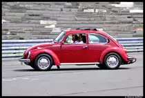 Versuch eines  Mitziehers  von einem VW-K�fer 1303 am 8. Juli 2012 beim K�fertreffen an der Steintrib�ne in N�rnberg.