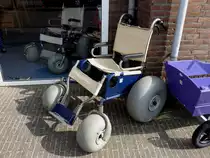 Strandrolli Rollstuhl in Callantsoog NL zum Mieten / Leihen an der Strandpromenade gesehen am 30.06.2012